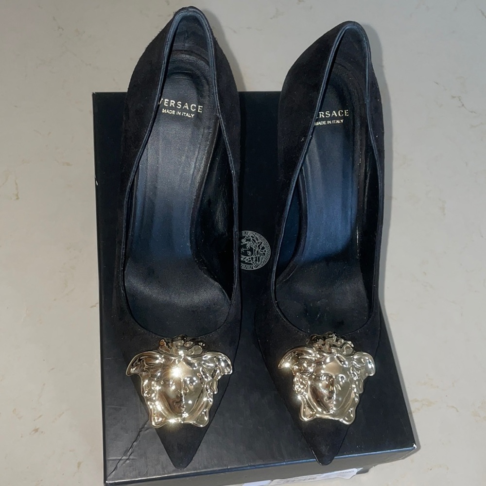 Versace Medusa pumps in suede with gold